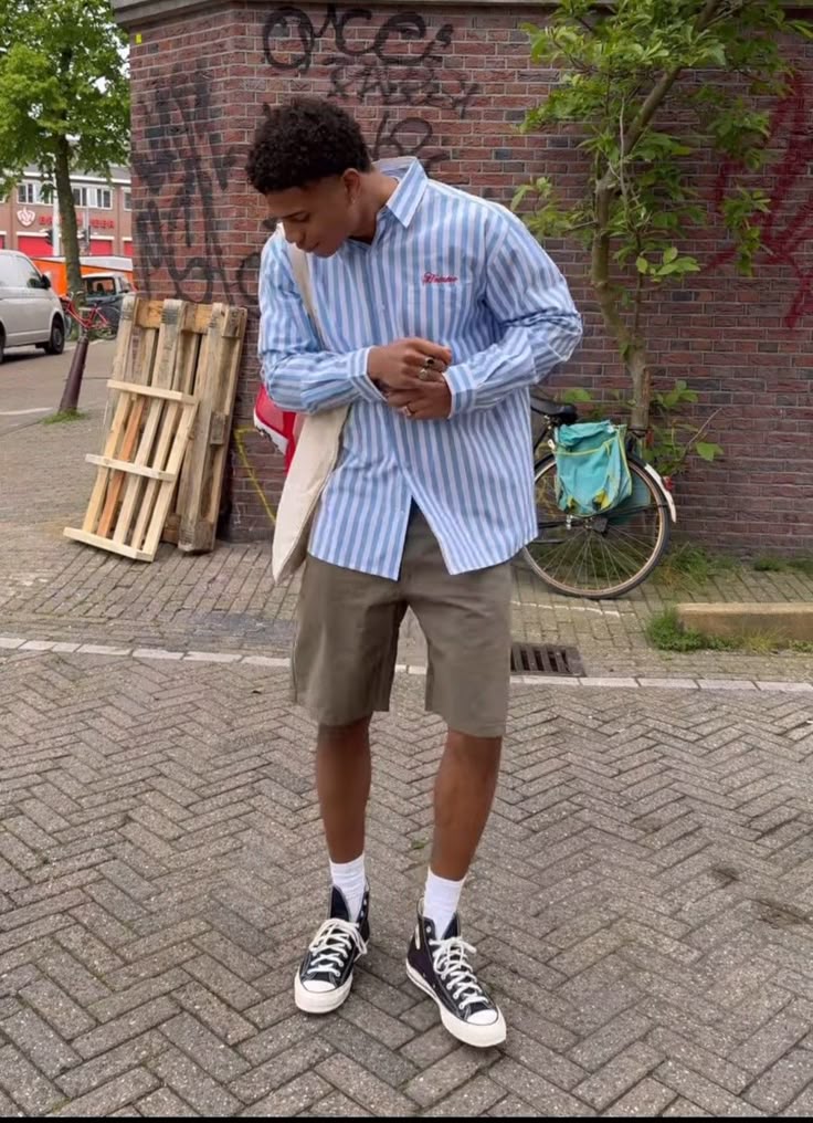 Phối giày converse cổ cao nam với quần short năng động