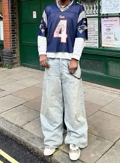 Phối giày converse cổ cao nam với baggy jeans trẻ trung, bụi bặm