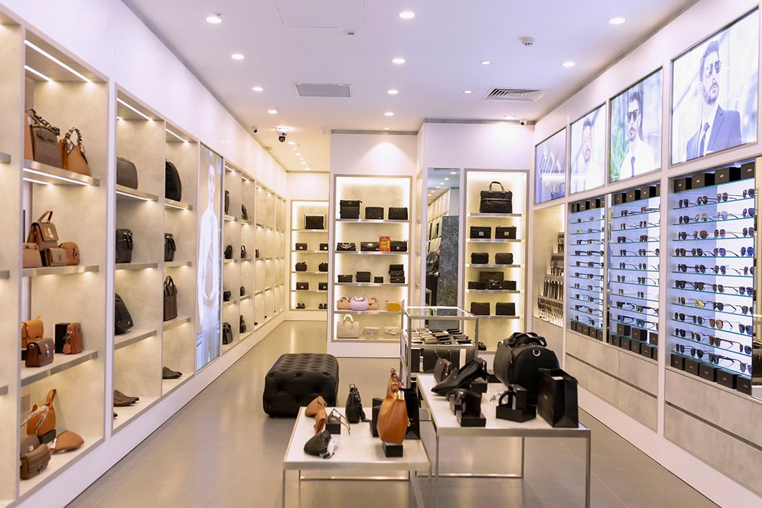 Các sản phẩm túi xách, balo, clutch, ví da, giày dép, dây lưng, kính mắt được bày trí trong showroom sang trọng và đẳng cấp.