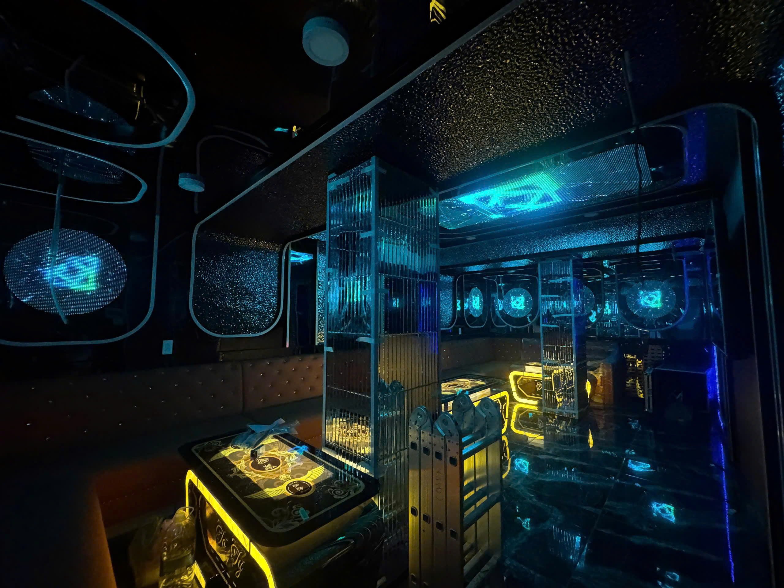 Ảnh thực tế phòng karaoke gia đình Villa Quận 2 nhìn từ góc độ cửa vào