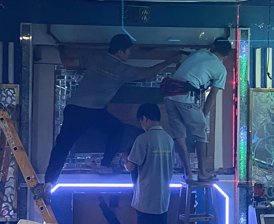 Đội ngũ thi công tiến hành kiểm tra hệ thống điện