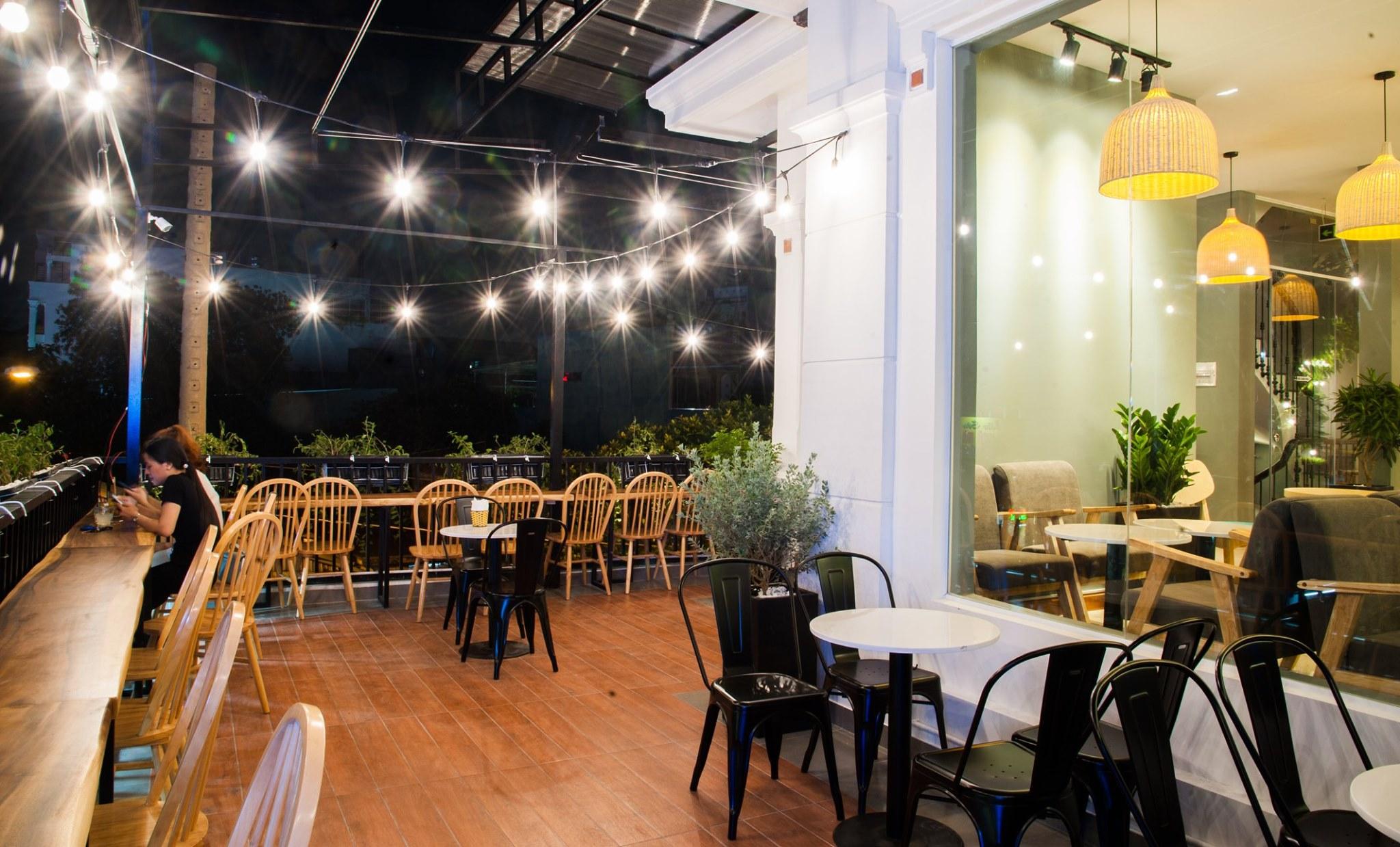 View ban công lung linh của quán Gemini Coffe