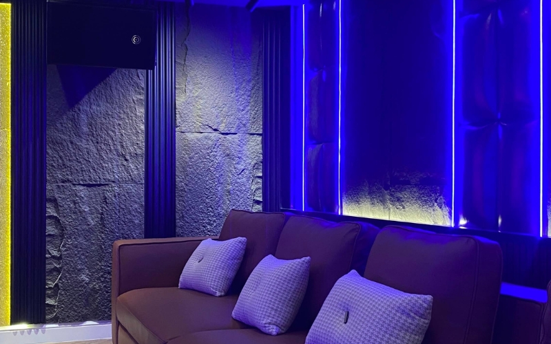 Phòng karaoke gia đình hiện đại với hệ thống ánh sáng LED hài hòa, an toàn và thẩm mỹ