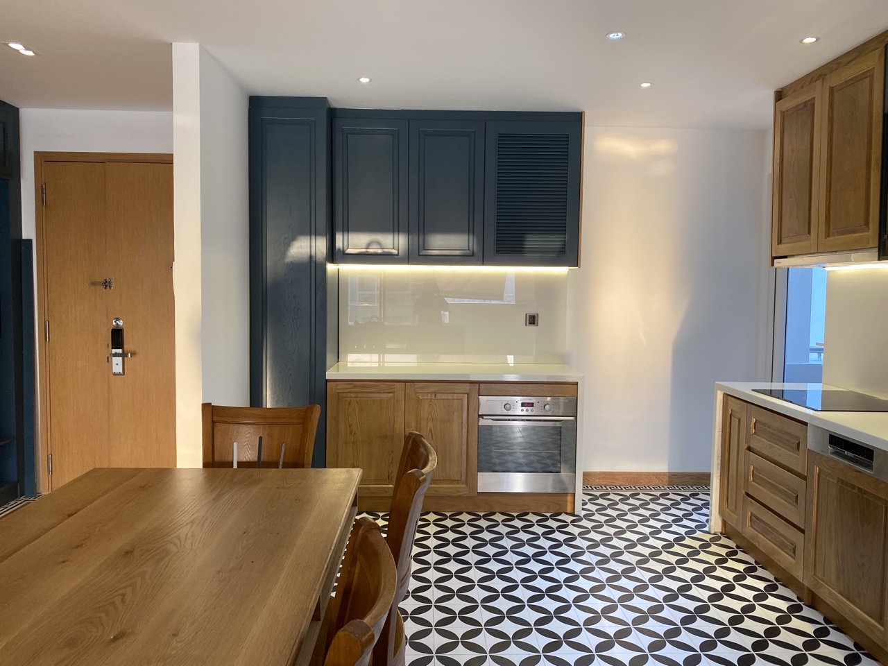 Hệ thống tủ bếp hiện độc đáo với gam màu mới lạ