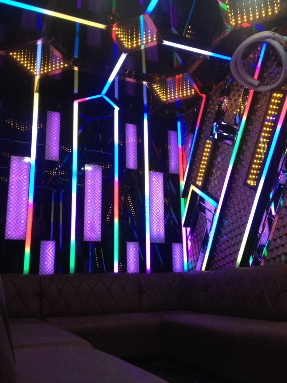 Hình ảnh thi công phòng karaoke gia đình Nexttop với phong cách hiện đại, sôi động