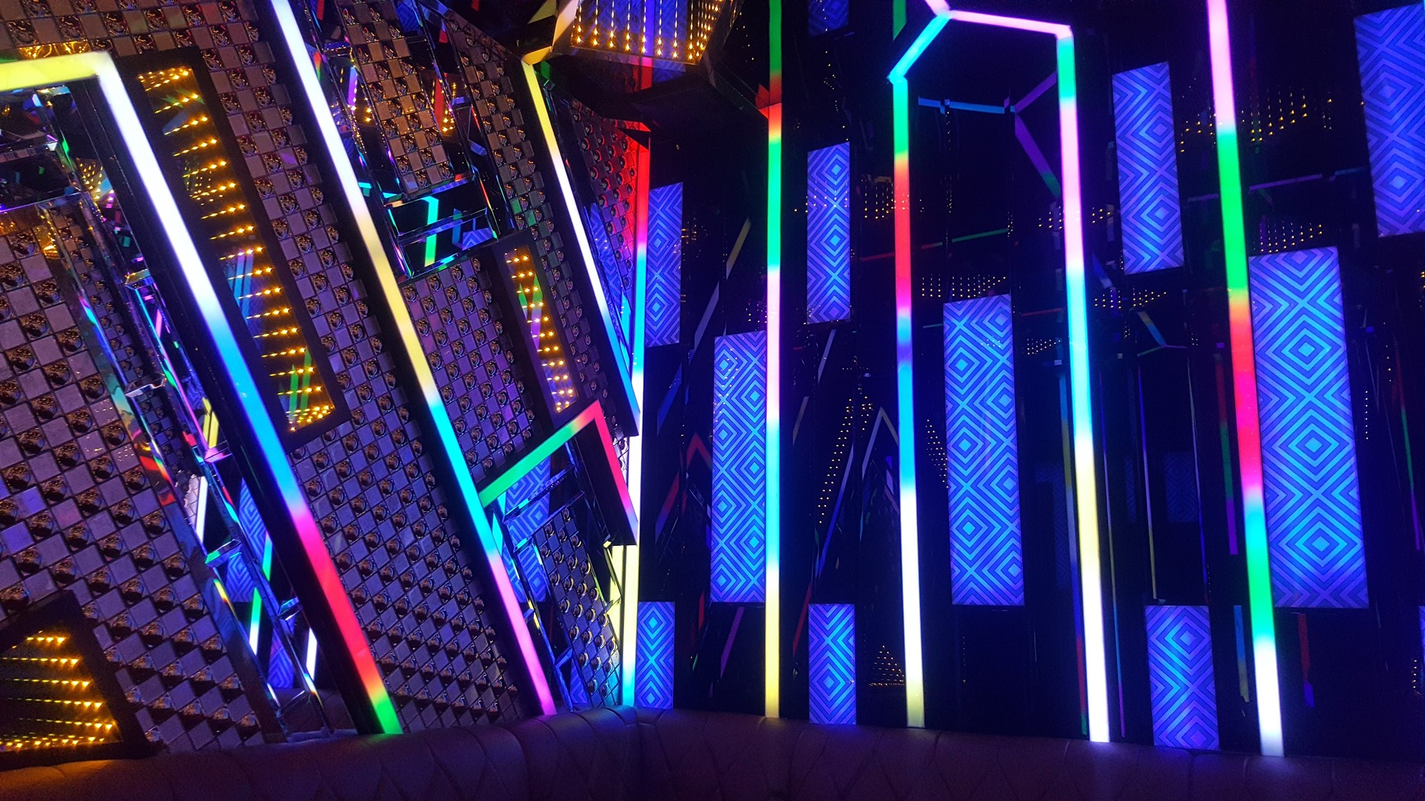 Thi công phòng karaoke gia đình hiện đại Nexttop tỉ mỉ với những hình khối lung linh, huyền ảo cho không gian thêm huyền bí