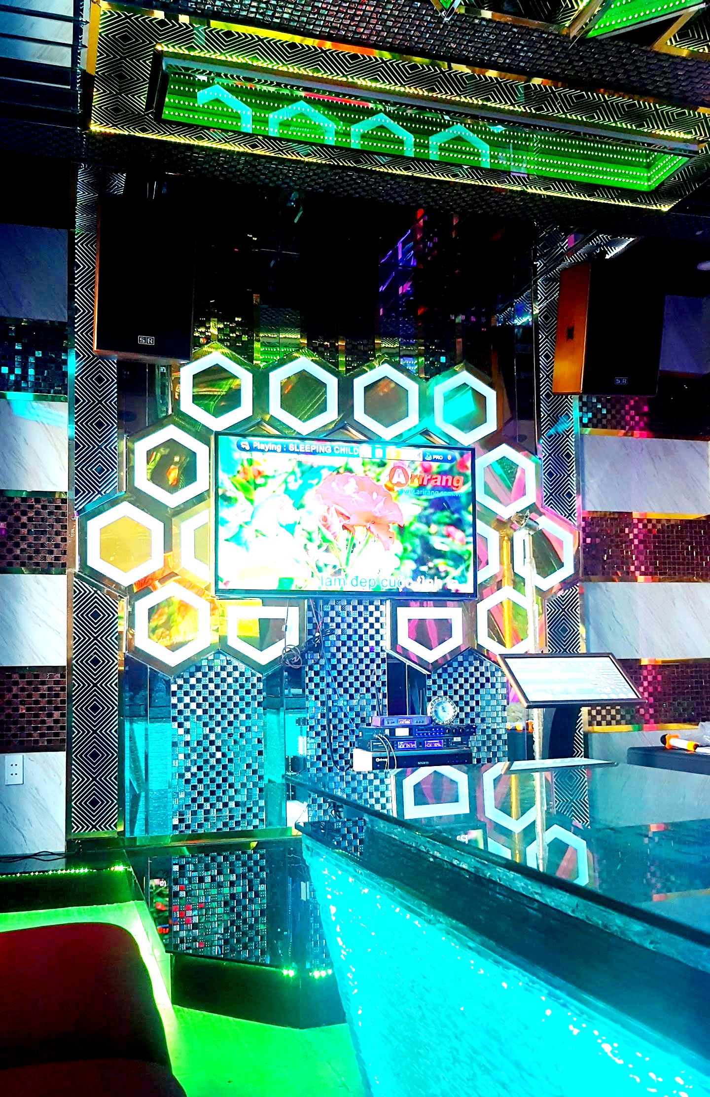 Vách sân khấu của phòng karaoke gia đình chị Ngọc Anh