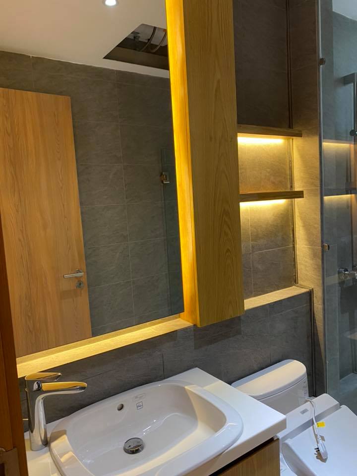 Phòng tắm sang chảnh với lavabo đá nhân tạo cao cấp kết hợp mẫu kệ trang trí bằng gỗ.