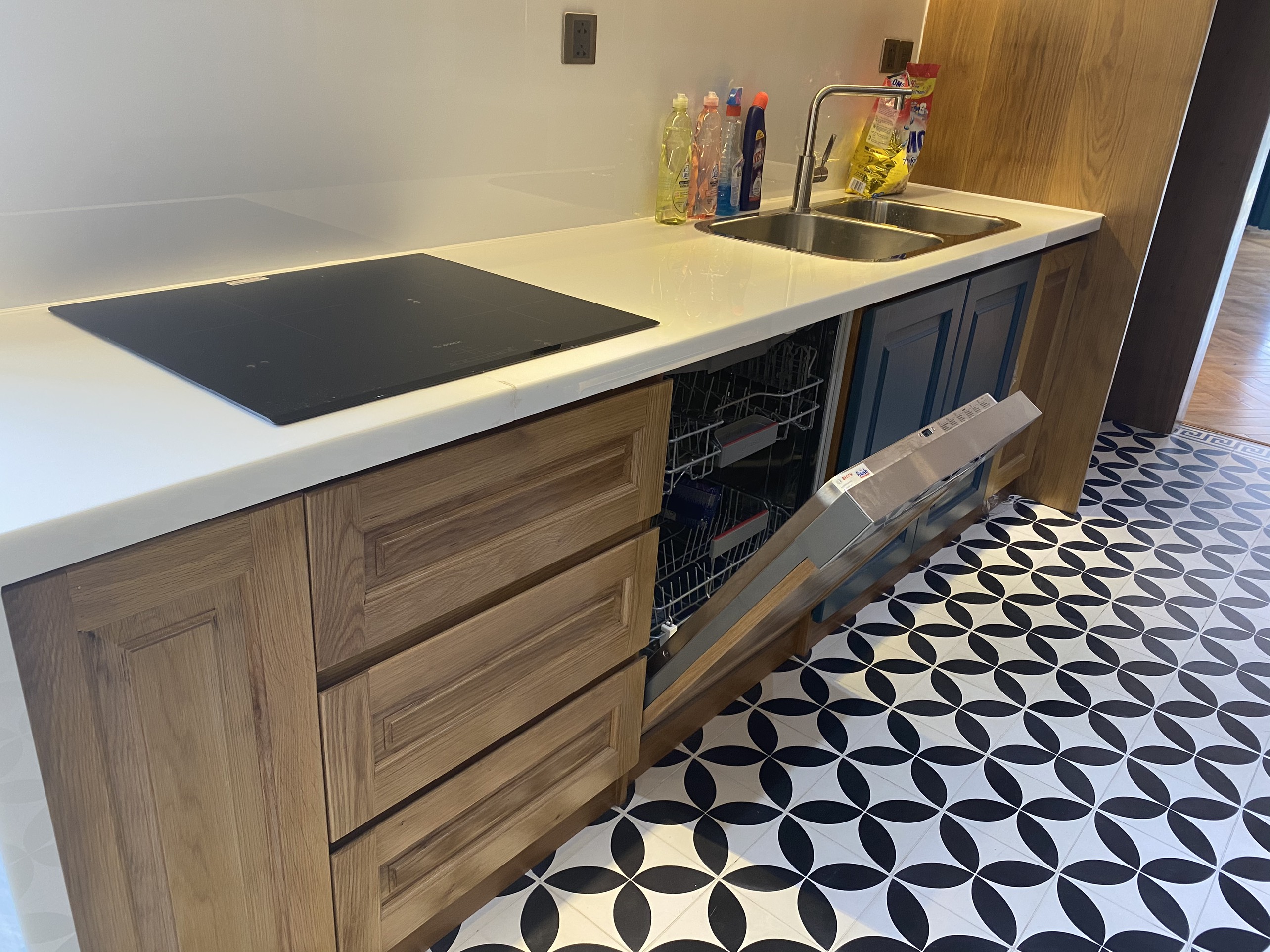 Khu vực biếp đa năng hơn với những phụ kiện bếp như bếp dưới tích hợp với máy rửa bát