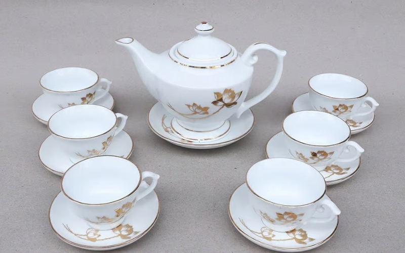 Bộ ấm trà là món quà Tết mang đậm giá trị văn hóa, gắn liền với thói quen sinh hoạt và tiếp khách của nhiều gia đình Việt, đặc biệt là thế hệ bố mẹ.