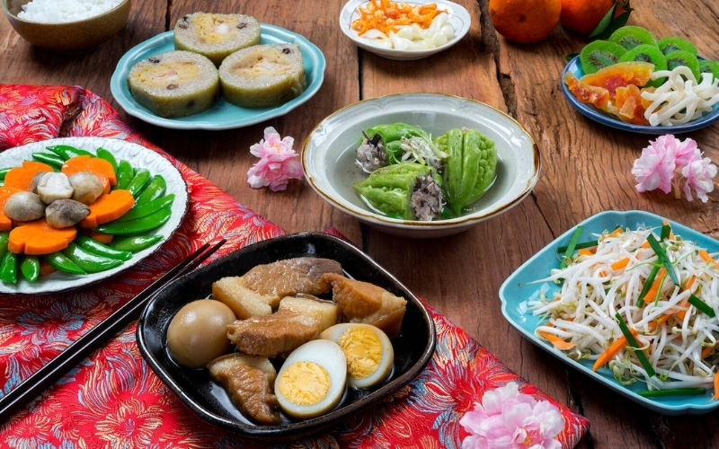 khẩu phần ăn ngày Tết của người Việt có xu hướng tăng mạnh thịt đỏ, thực phẩm chế biến sẵn và tinh bột tinh chế, trong khi lượng rau xanh và trái cây tươi lại giảm đáng kể