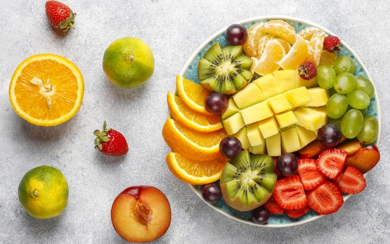 khẩu phần ăn ngày Tết thường nghiêng nhiều về đạm, chất béo và tinh bột, trái cây tươi đóng vai trò như một “khoảng đệm dinh dưỡng” tự nhiên