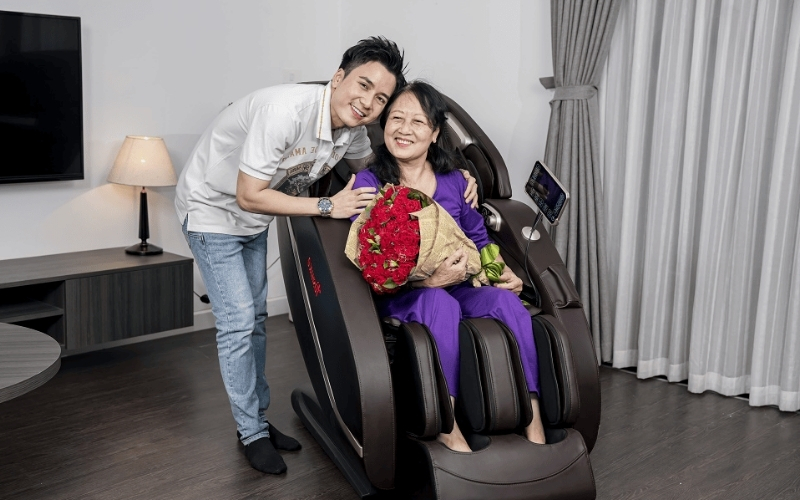 Liệu pháp massage nhẹ nhàng có thể hỗ trợ cải thiện lưu thông máu, giảm căng thẳng và nâng cao chất lượng giấc ngủ ở người trung niên và cao tuổi
