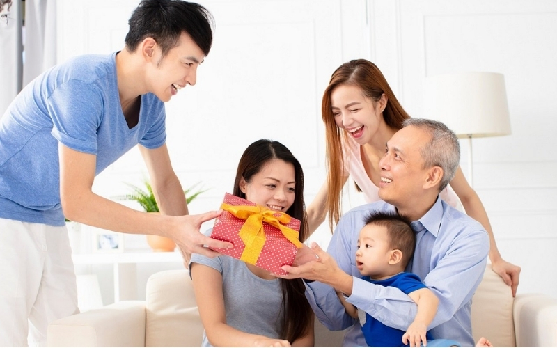 Người lớn tuổi có xu hướng đánh giá cao những hành động thể hiện sự quan tâm cụ thể hơn là giá trị vật chất thuần túy