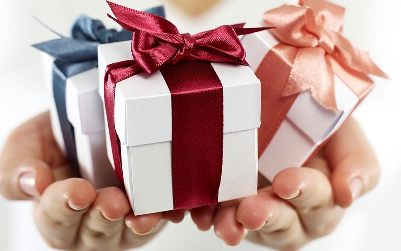 Quà tặng Tết với mối quan hệ xã hội rộng nên mang tính trung tính và dễ sử dụng, để người nhận không phải “ra quyết định” hay cảm thấy bị áp đặt.