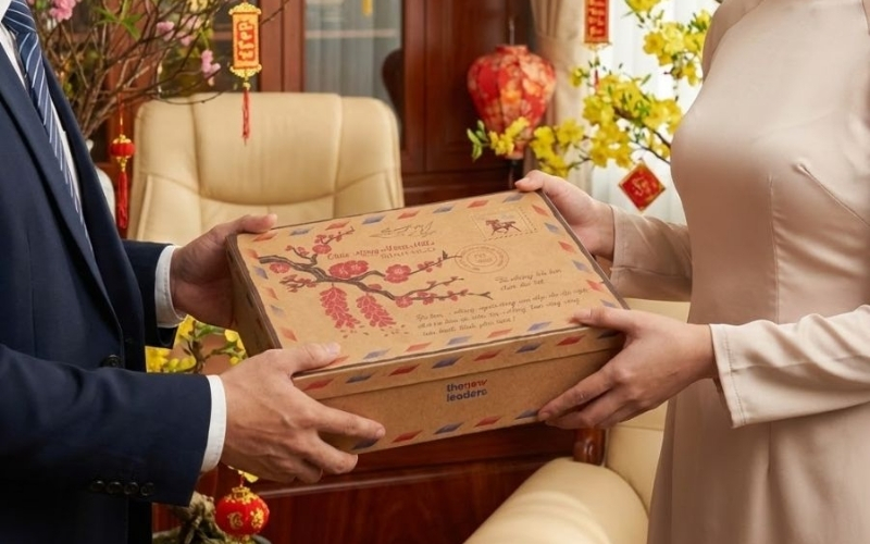 Quà Tết không đơn thuần là một món đồ trao tay, mà là cách người tặng xuất hiện trong mắt người khác.@internet