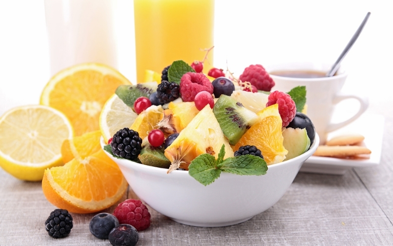 Sau Tết, trái cây nhập khẩu có thể được sử dụng linh hoạt trong bữa ăn hằng ngày như ăn nguyên quả, làm salad nhẹ hoặc sinh tố ít đường, giúp bổ sung vitamin và chất xơ