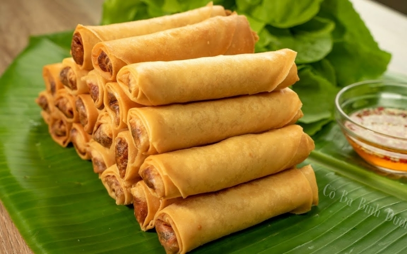 Thực đơn ngày Tết truyền thống thường tập trung vào các món giàu đạm động vật, chất béo, muối và đường, trong khi rau xanh và trái cây tươi lại xuất hiện hạn chế