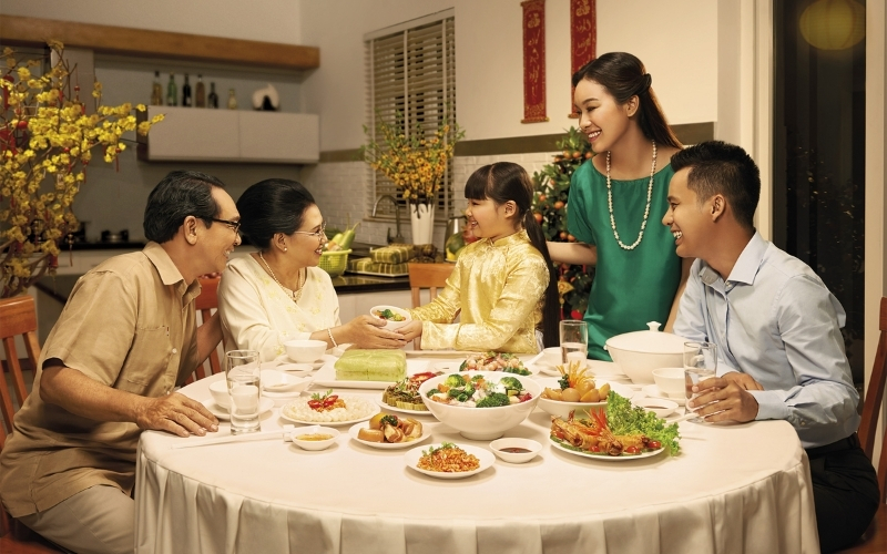 Trong những ngày Tết, thói quen bỏ bữa rồi ăn bù hoặc ăn dồn nhiều bữa lớn trong ngày rất dễ xảy ra do sinh hoạt đảo lộ