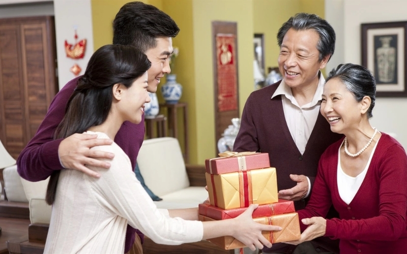 Trong văn hóa Tết Việt, quà biếu không nằm ở giá trị vật chất mà nằm ở ý nghĩa và sự thấu hiểu