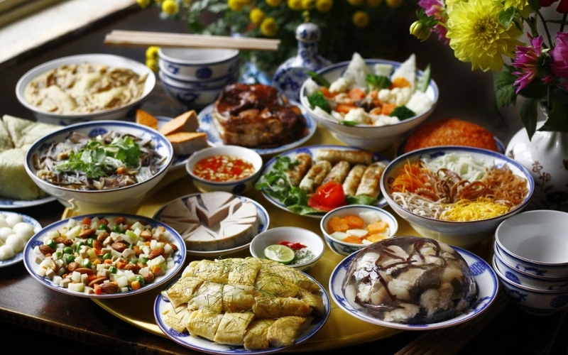 Tuy ngon và chứa đựng văn hóa nhưng mâm cỗ Tết thường gây quá tải cho cơ thể