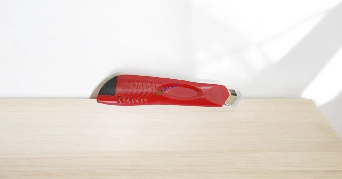 Dao rọc giấy lớn DELI 2043 18mm(nút xoay khóa )