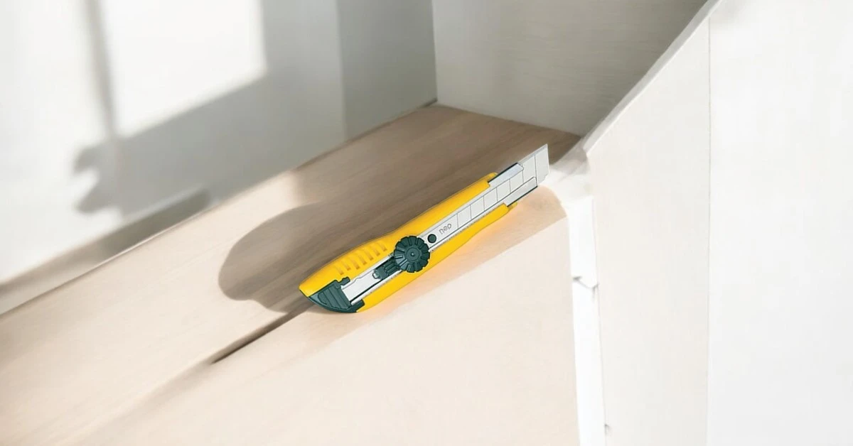 Dao rọc giấy lớn DELI 2043 18mm(nút xoay khóa )