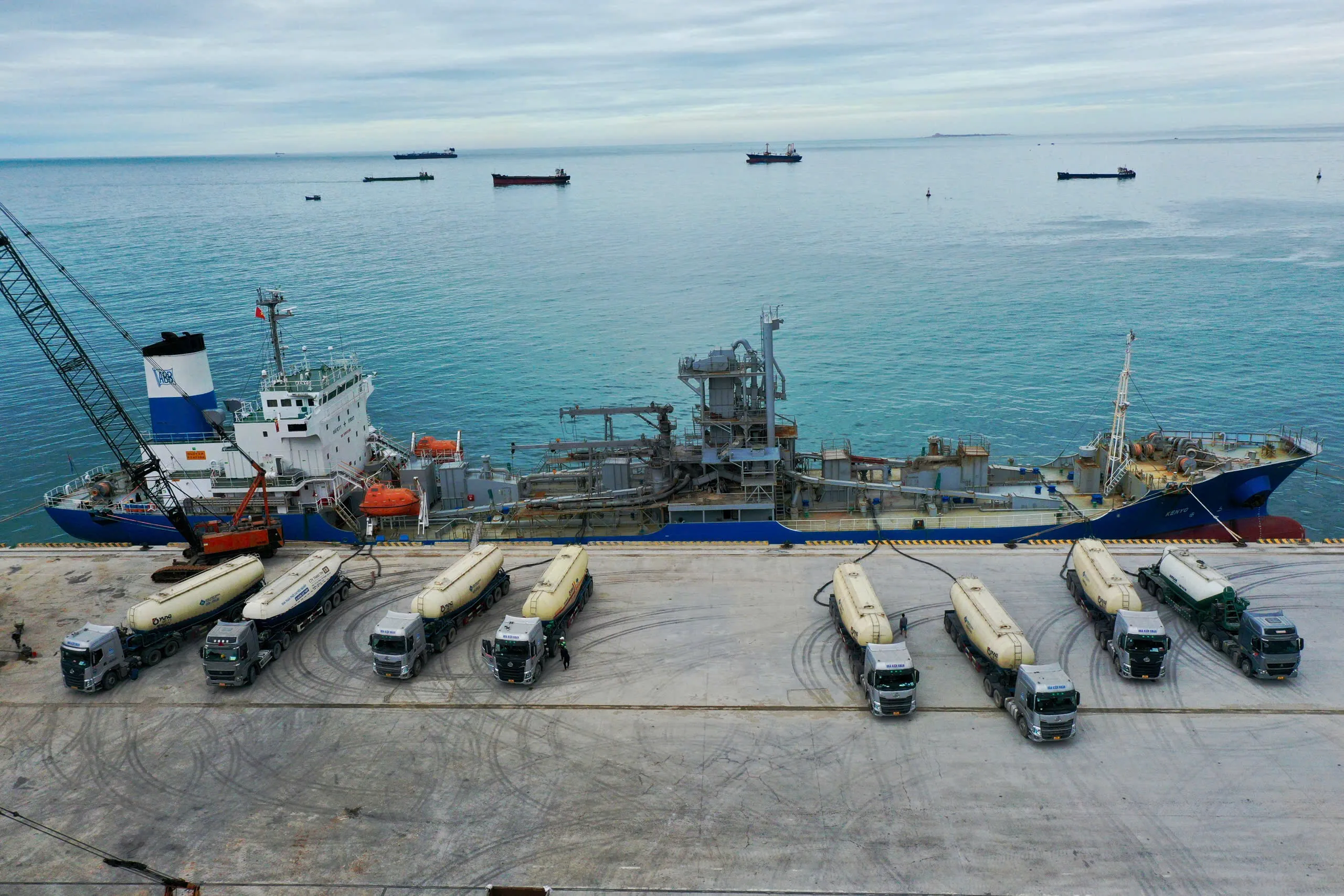 Hoạt động xếp dỡ hàng hóa chuyên nghiệp tại Cảng Trung Nam Cà Ná với thiết bị hiện đại và quy trình tối ưu