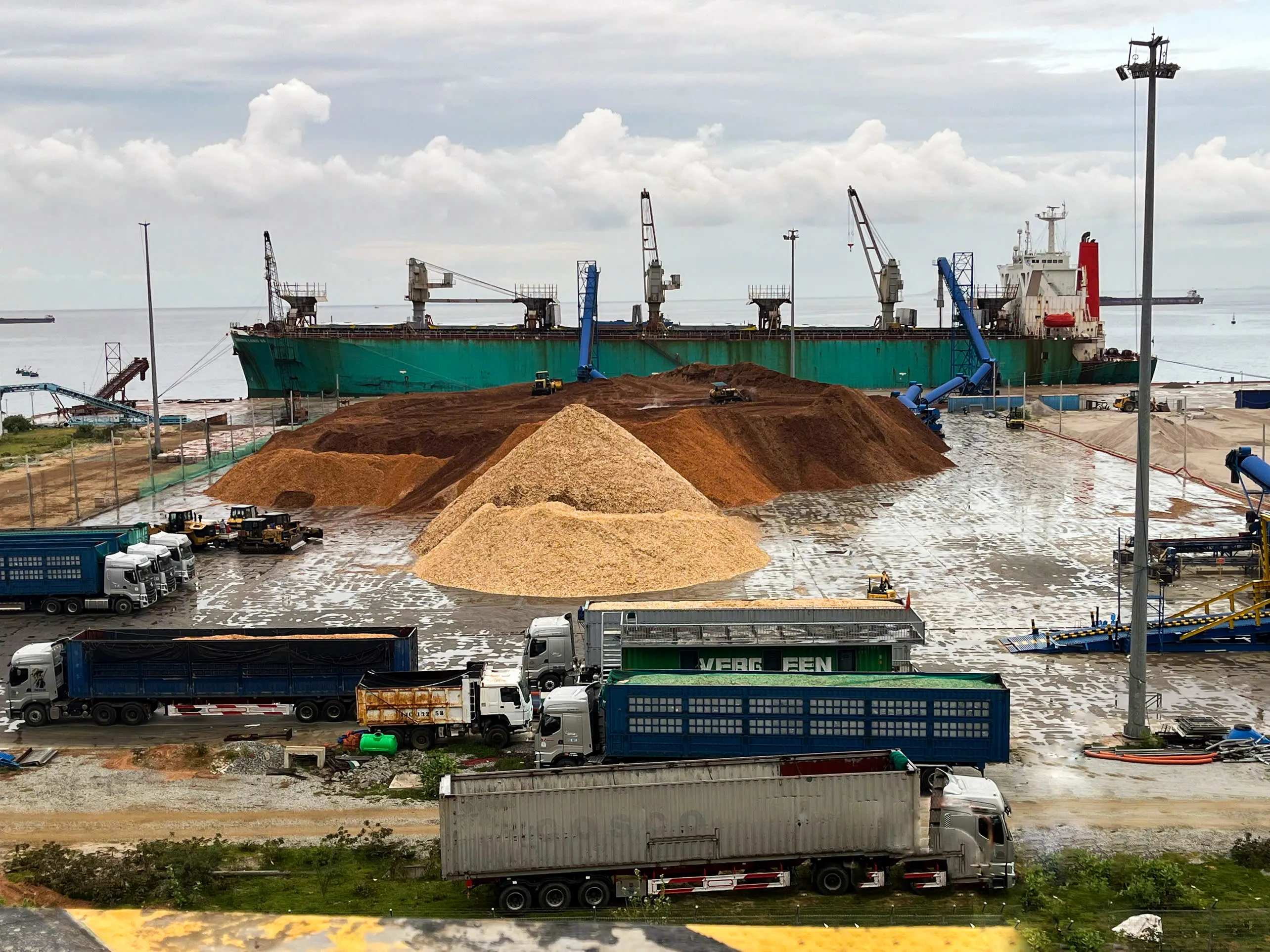 Toàn cảnh bãi chứa dăm gỗ với tàu, container, thể hiện quy mô hoạt động