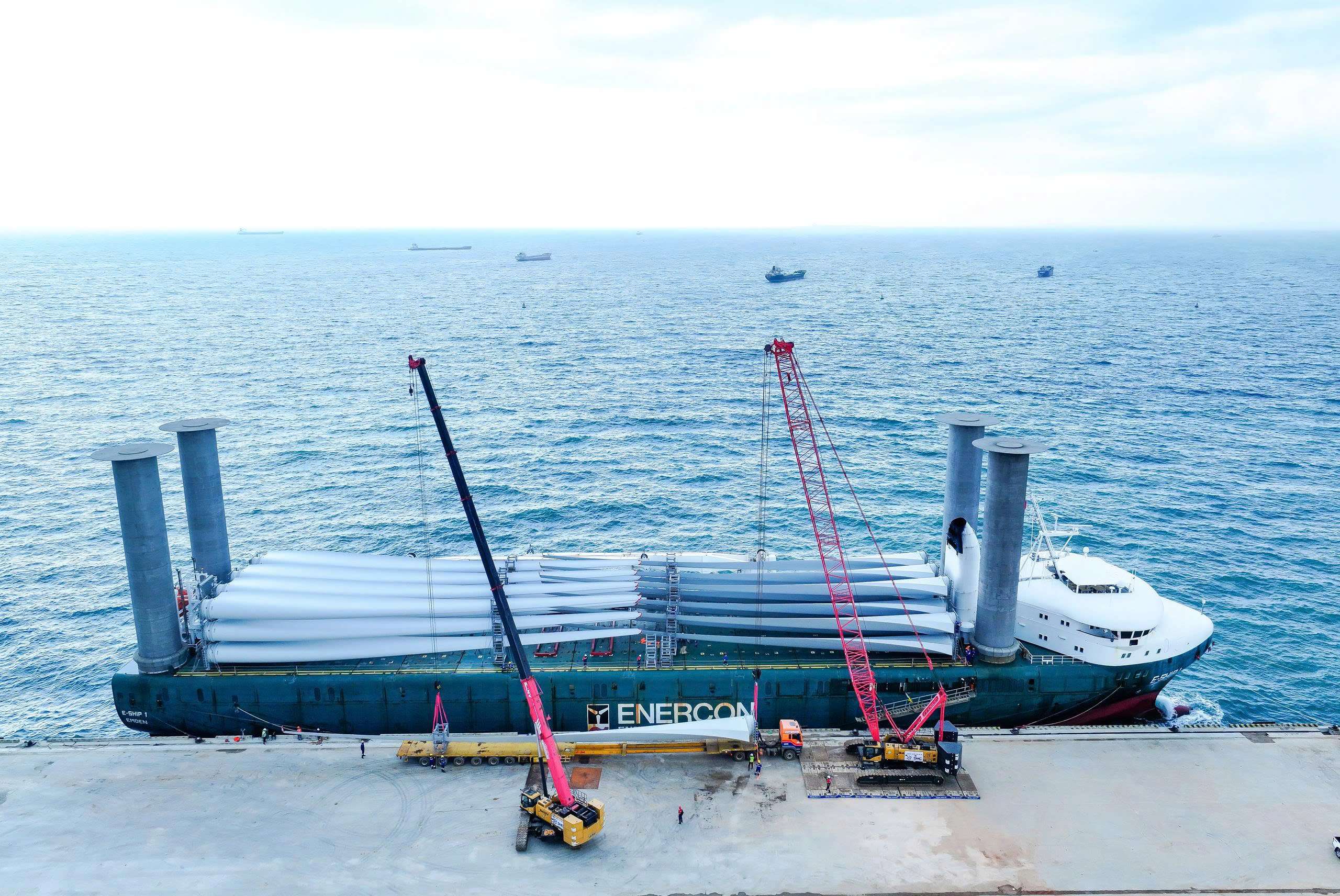 Tàu ESHIP 1 chở 51 cánh tuabin gió Enercon cập cảng Trung Nam Cà Ná Ninh Thuận 2025