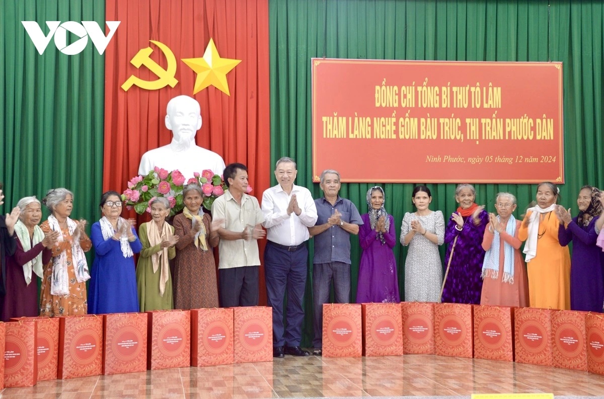 General Secretary To Lam visiting Cham community gift ceremony 2024