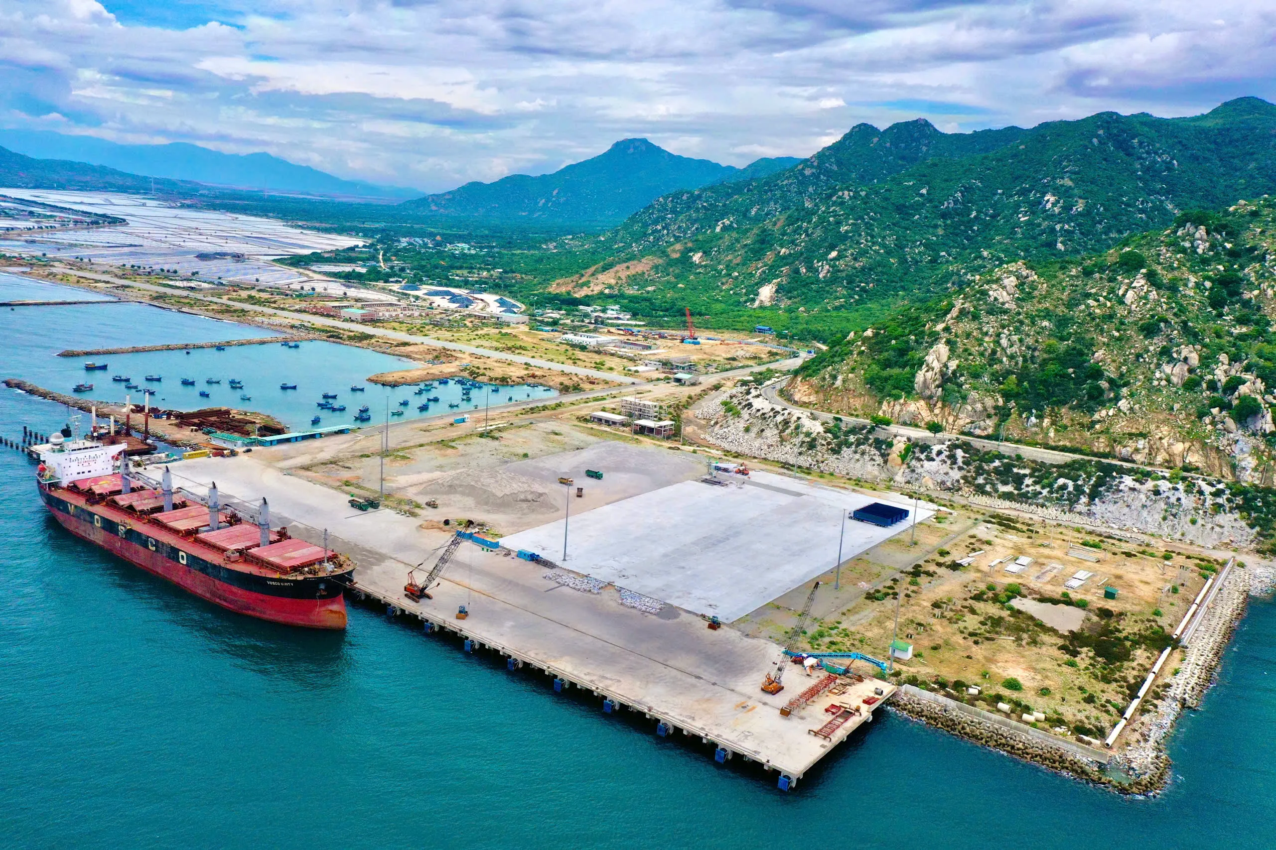 Toàn cảnh Cảng quốc tế Trung Nam Cà Ná đón tàu hàng cập bến đạt mốc 1 triệu tấn thông quan Ninh Thuận 2025