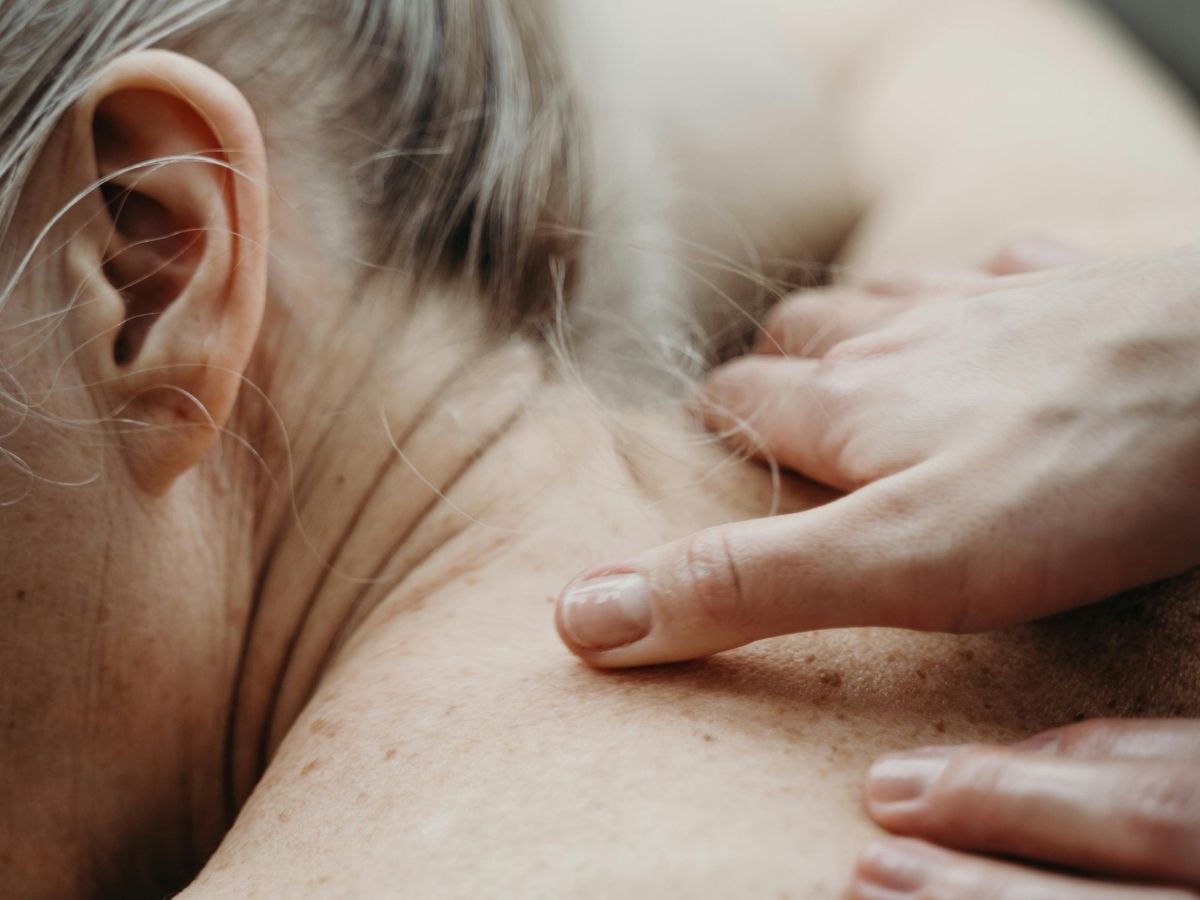 Lợi ích vượt trội khi sở hữu máy massage cổ chuyên dụng tại nhà