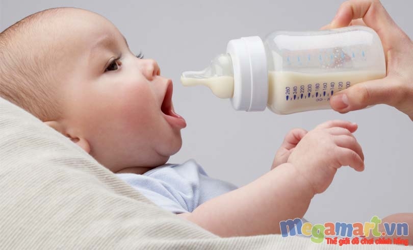 7 lỗi bố mẹ thường mắc khi pha sữa cho con
