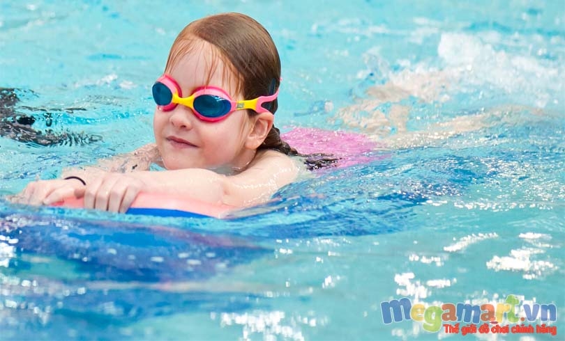 Những chú ý cần thiết khi dạy con học bơi