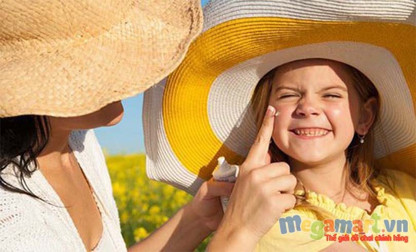 Có nhất thiết trẻ em phải dùng kem chống nắng không ?