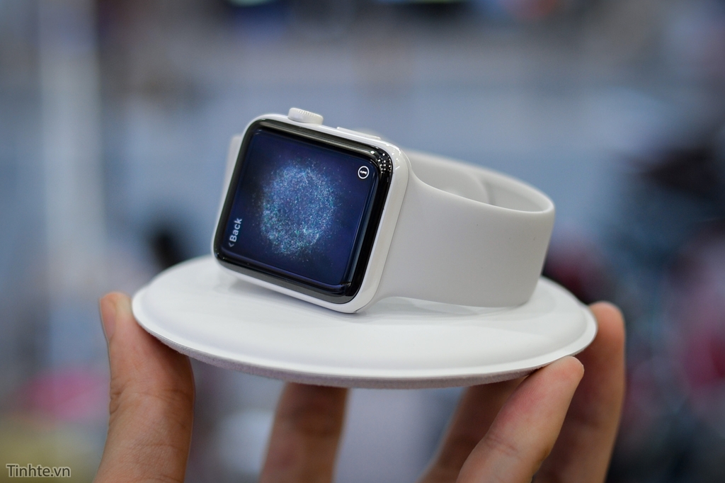 tren-tay-apple-watch-series-2-ceramic-edition-vo-gom-cao-cap-kem-dock-sac-dia-ba