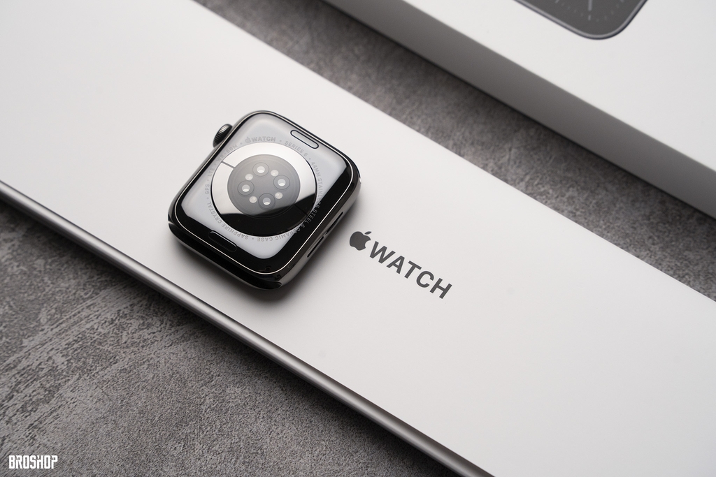 dap-hop-dong-ho-apple-watch-series-6-phien-ban-thep-mau-moi-graphite-stainless-s