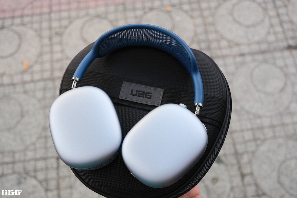 tren-tay-tui-bao-ve-uag-protective-case-danh-cho-tai-nghe-apple-airpods-max