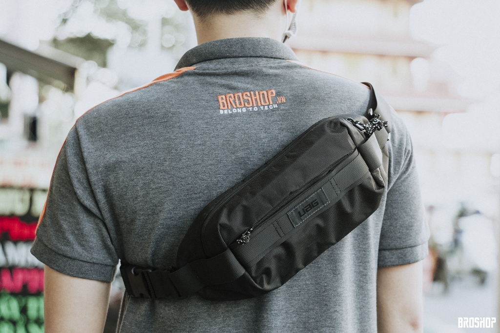 tren-tay-tui-deo-cheo-uag-hip-pack-san-pham-moi-nhat-cua-uag-2021
