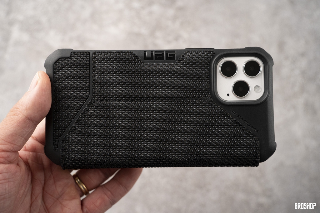 tren-tay-op-lung-uag-metropolis-danh-cho-iphone-12-series-fibr-armr-black-vai-ch