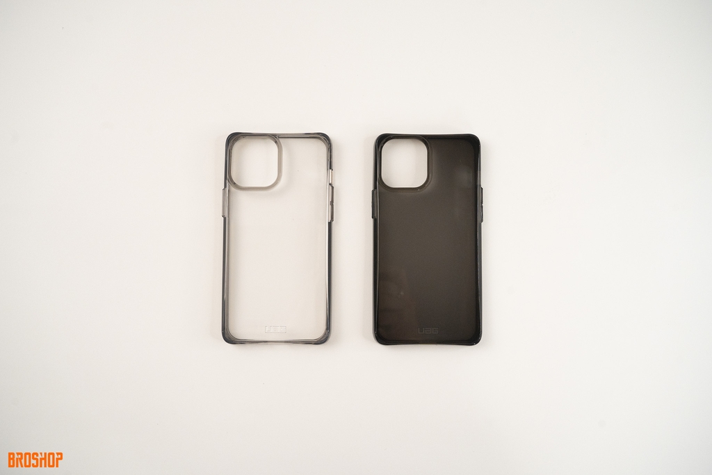 tren-tay-op-lung-uag-plyo-danh-cho-iphone-12-series-mau-op-trong-cua-uag