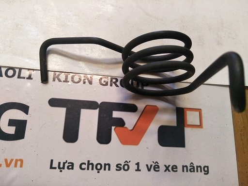 Lò xo chân côn 47129-26600-71, hiệu YuanSong dùng cho xe Toyota 8FD/G15-J35. Hàng mới 100%. Mã P.00998