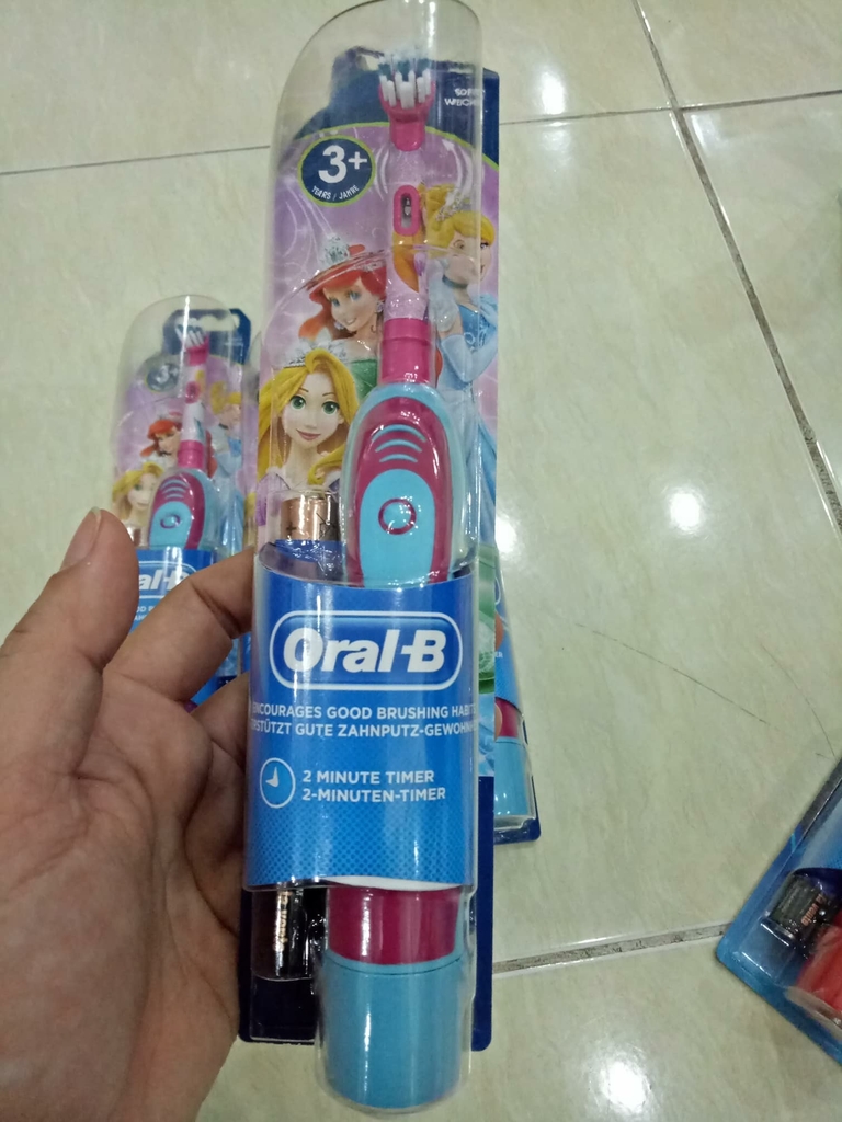 Bàn chải đánh răng bằng pin ORAL B  cho bé