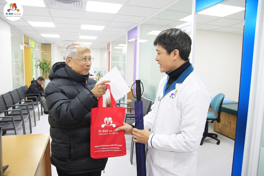 bác-sĩ-chu-xuân-anh-tặng-quà