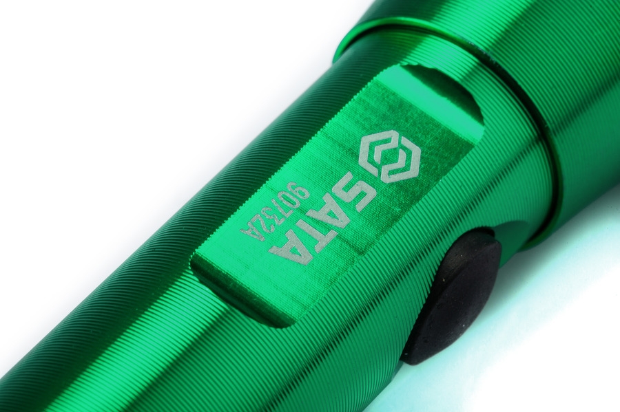 Đèn pin loại cầm tay 90LM SATA 90732A - ALUMINUM FLASHLIGHT 2XAA CELLS