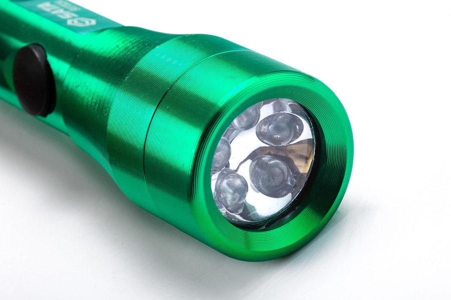 Đèn pin loại cầm tay 90LM SATA 90732A - ALUMINUM FLASHLIGHT 2XAA CELLS