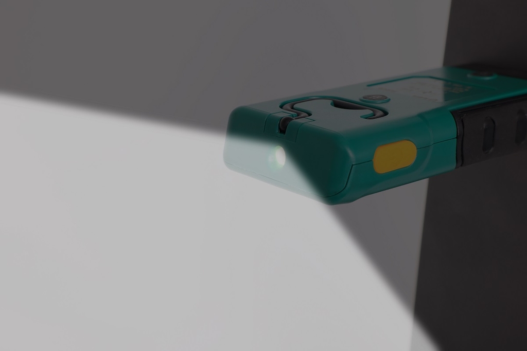 Đèn pin loại cầm tay dạng gấp 300LM SATA 90606 - Wireless Charging Folding Worklight 300l