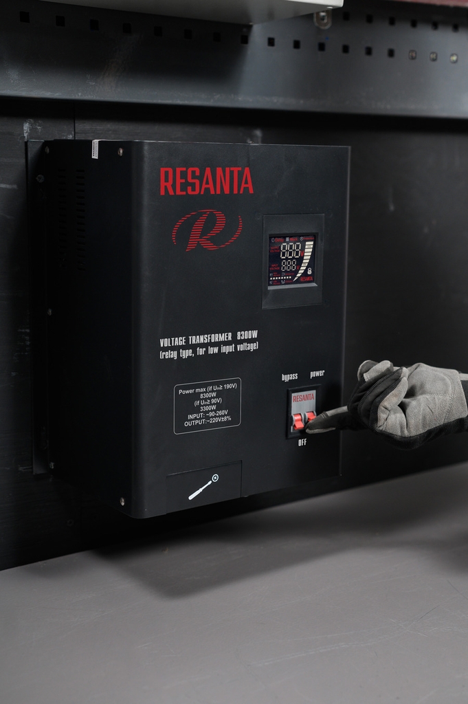 Ổn áp Resanta 8300W(loại rơle,cho điện áp đầu vào thấp)