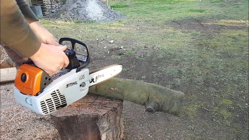 Máy cưa xích MS194T dùng xăng